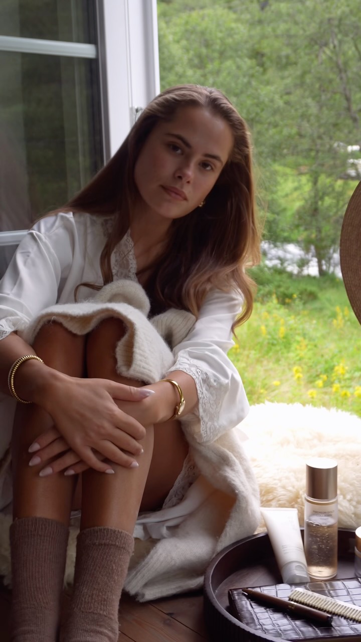 3 skincare products that never leave my bag 🥹 Cleanser, toner and cream. I can’t live without these products from @qkoreancosmetics.no, the products I use every morning and night in my skincare routine 🤍

#skincare #scandinaviansummer #scandinavianliving #calmmoments #skincaretherapy