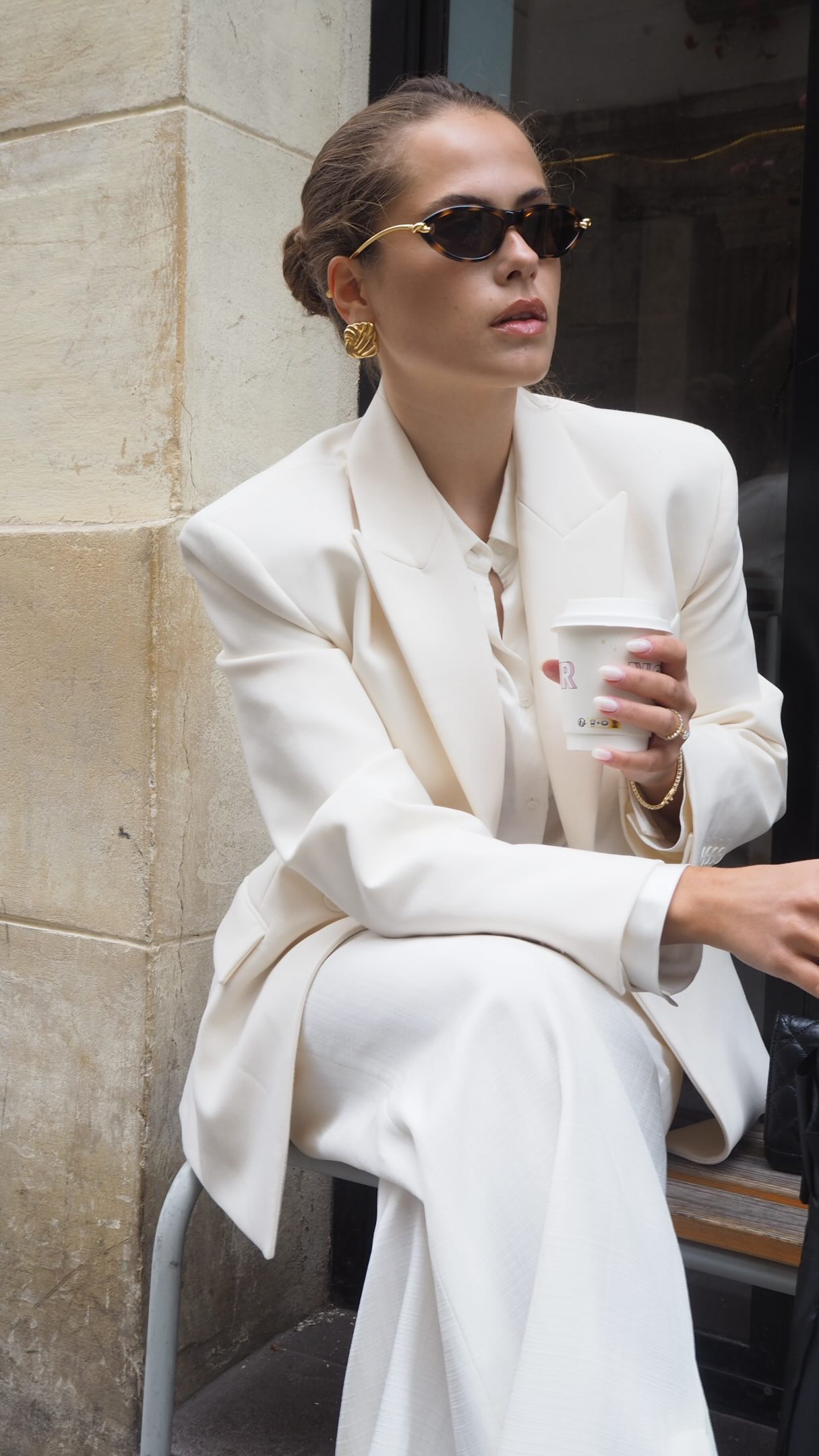 Gold jewelry is my key to upgrading every outfit 🤍earrings from @sisicopenhagen 

#paris #jewelry #earrings #elegantstyle #womansfashion