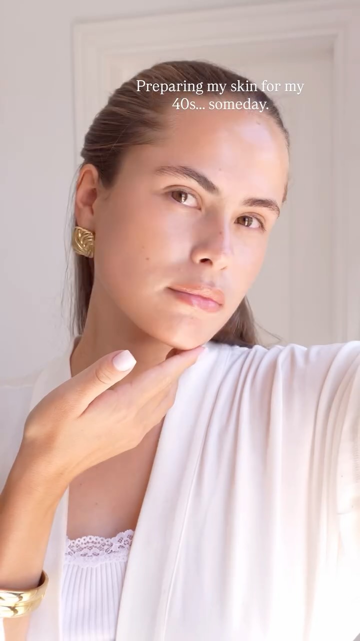 Investing in my skin now so it can thank me later. 🤍

My new go-to mask from @qkoreancosmetics.no And don’t forget to wear sunscreen the next day. 🤭

#skincare #skincaretherapy #skincaremask #glowyskin #glow